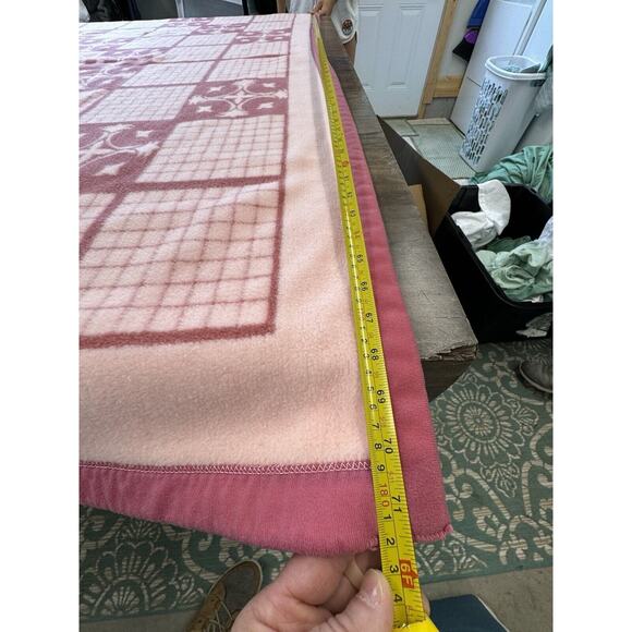STUNNING PINK BLANKET! Korean-Japan Synthetic Fiber REVERSABLE,76" x 68",Vintage - Picture 5 of 11